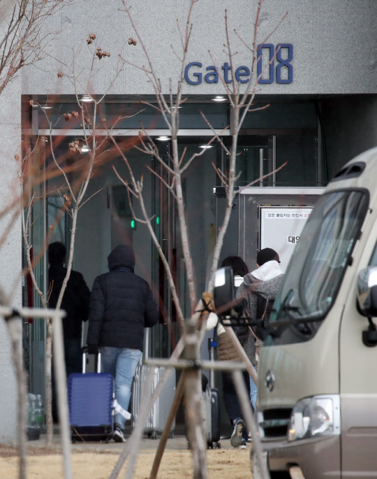 중국 우한에서 귀국한 교민이 31일 충북 진천 국가공무원인재개발원으로 들어가고 있다.    연합뉴스